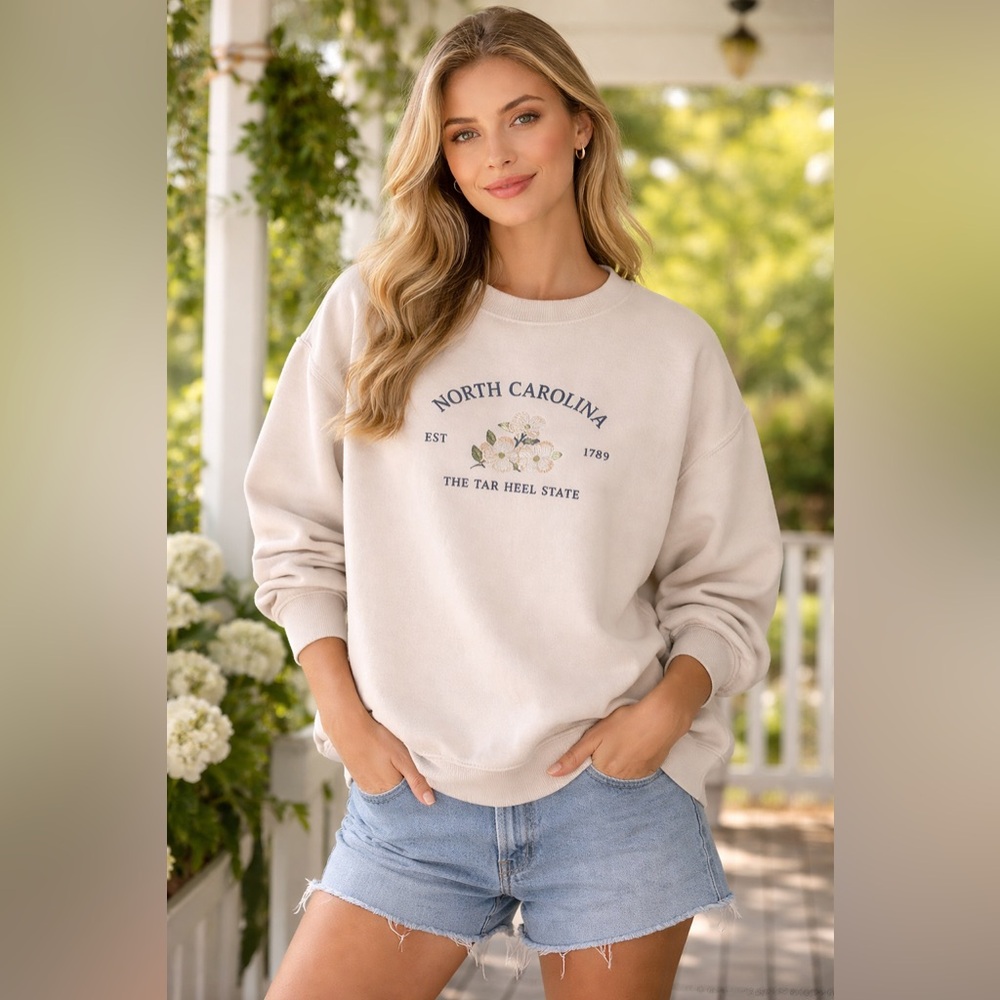 State of Mine North Carolina Sweatshirt Tar Heel State Dogwood‎ Crewneck Large